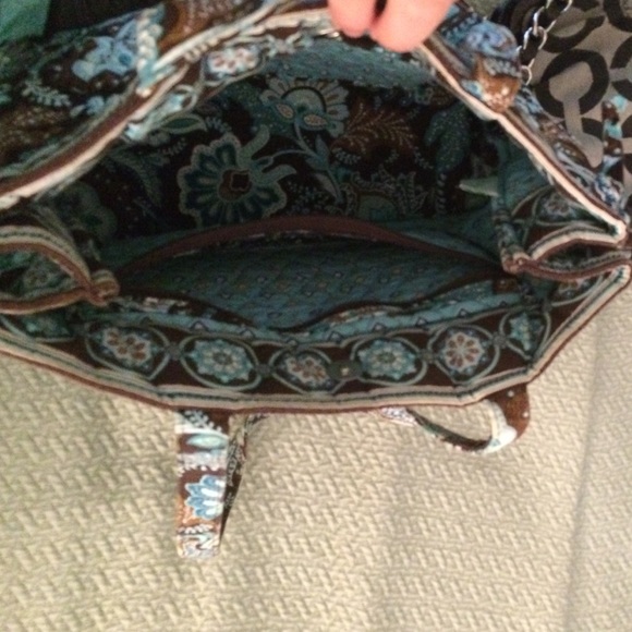 Vera Bradley bag lots of compartment space - Picture 2 of 3