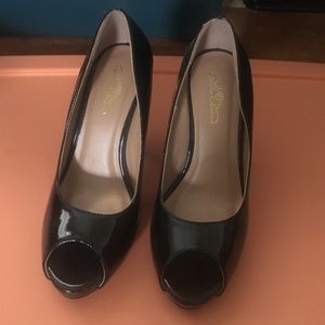 Journee Collection peep toe pumps