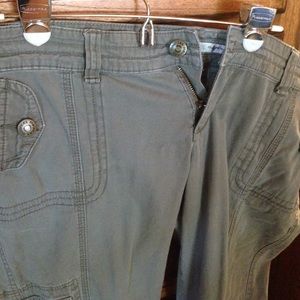 Lowrise army green capris