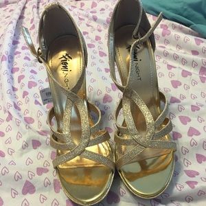 Fioni gold sparkle 8 1/2 heel