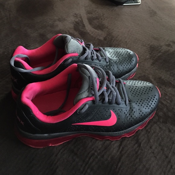 Nike Air Max tennis shoes