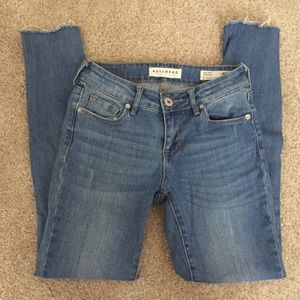 🔜 Lightly distressed skinny jeans