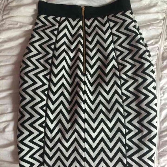 H&M Skirt - Picture 3 of 3