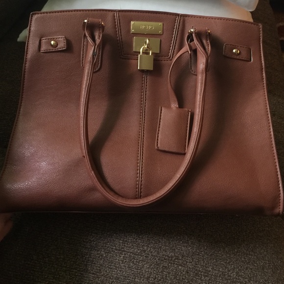 BCBG Handbags - 👜BCBG satchel handbag💋
