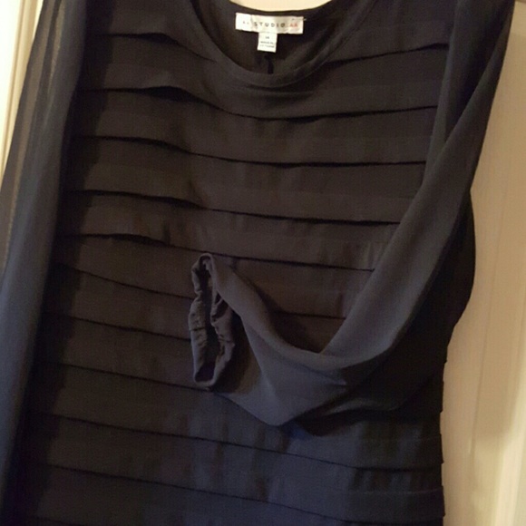 LBD..classic,form fitted, elegant lines - Picture 2 of 4