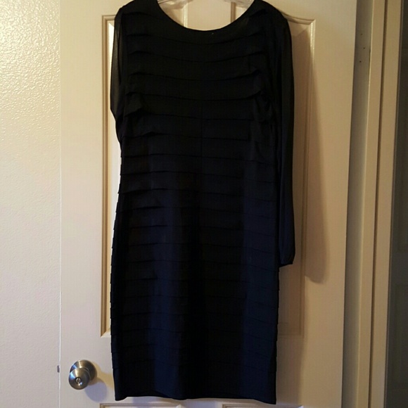 LBD..classic,form fitted, elegant lines - Picture 3 of 4