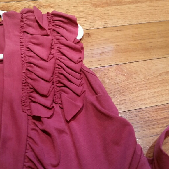Pretty ruffled top - Picture 2 of 2
