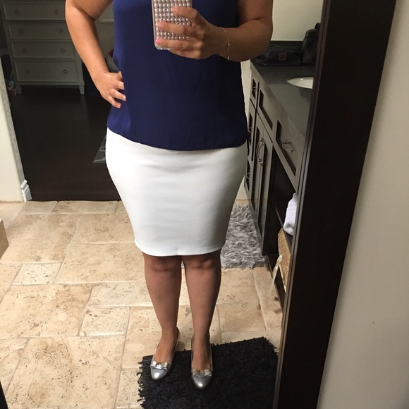 Best price today. Off white stretchy skirt