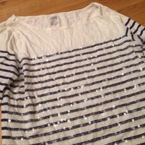 Blue and white stripped tee with sequences