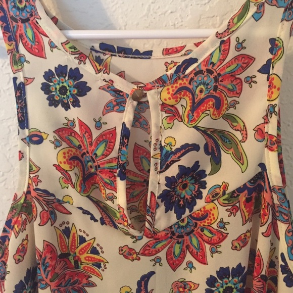 Flowy Floral Tank-top - Picture 3 of 4