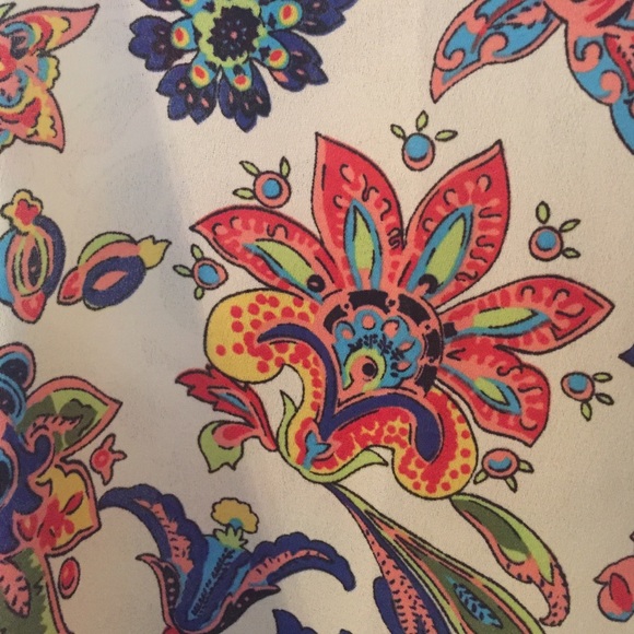 Flowy Floral Tank-top - Picture 4 of 4