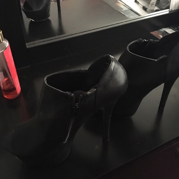 Heels - Picture 2 of 2