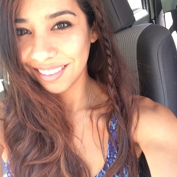 Meet your Posher, Nicole - Picture 1 of 2