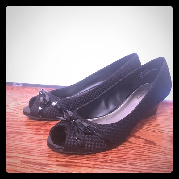 NWOT Kelly & Katie black Flats