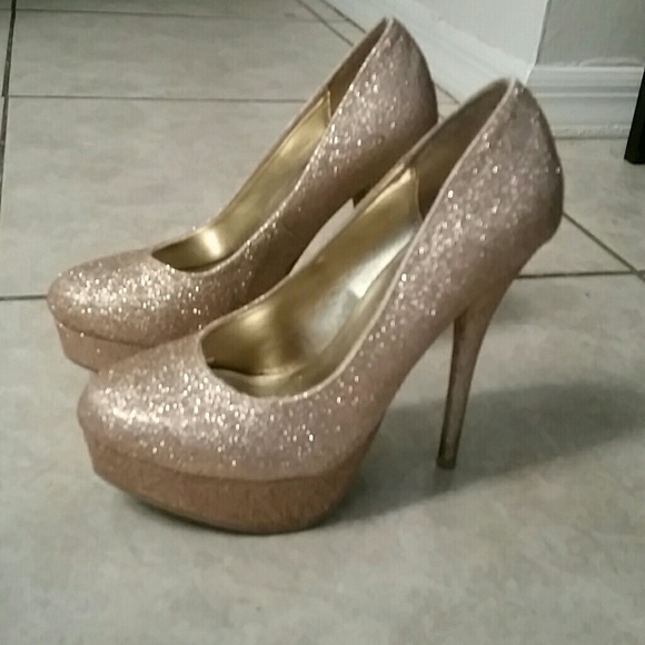 Gold sparkle pumps size 7.5