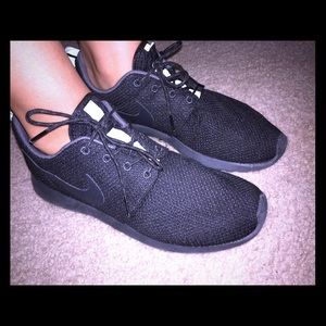 NIKE Roshe Run size 9