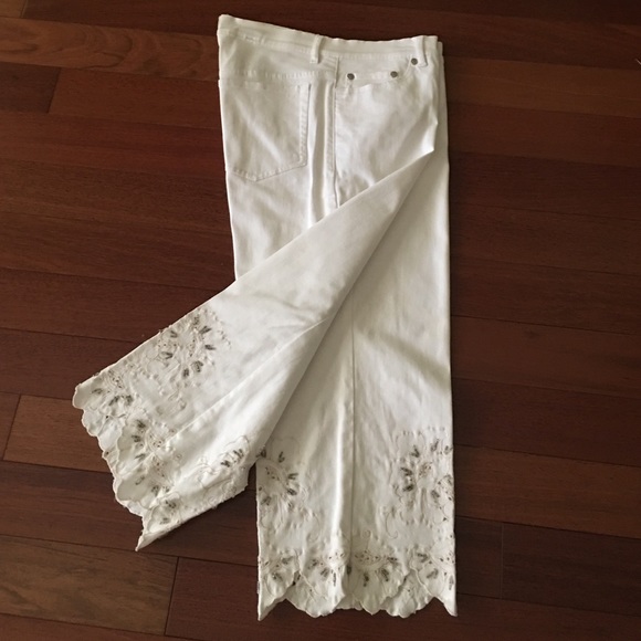 Elegant white crop pants