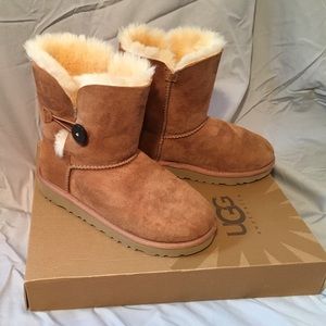 Kids Chestnut Uggs with button on side