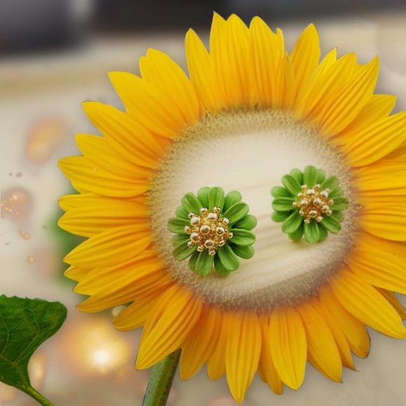 Betsy Johnson daisy sunburst earrings. - Picture 2 of 2