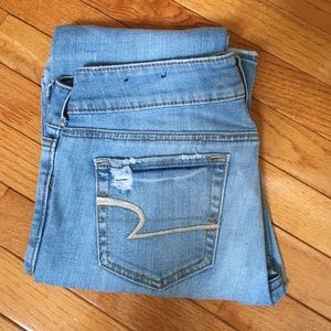 American eagle light wash jean. Artist style. 6L