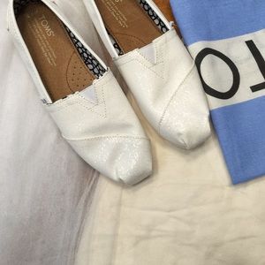 Brand NWT white glitter TOMS