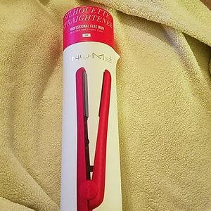 NuMe Silhouette Straightener NWT