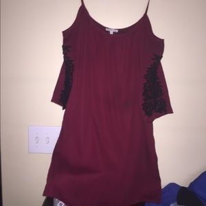 🔥garnet cold shoulder with black lace detail