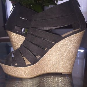 Elle Black and Glitter Gold Wedges! ✨