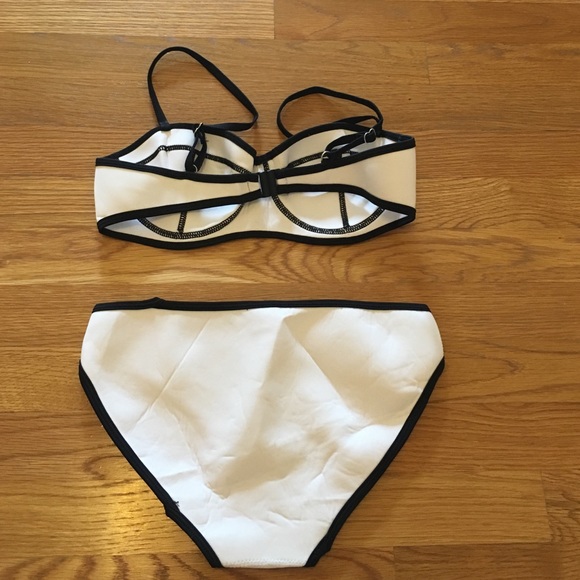 Black and White Bikini - Picture 4 of 4