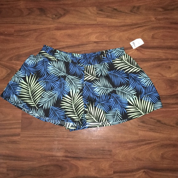 Leaf print shorts
