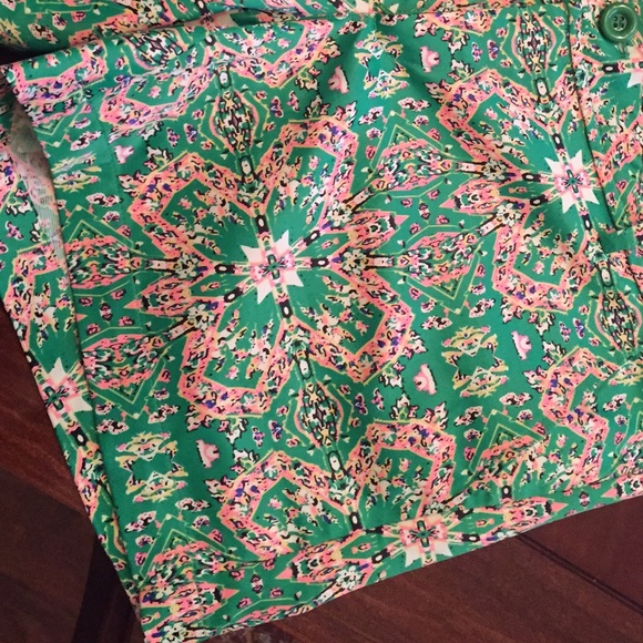 Beautiful patterned Jade shorts - Picture 2 of 3