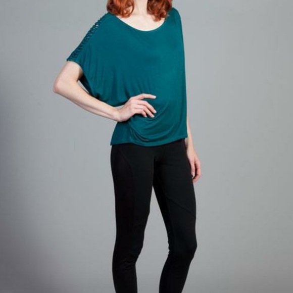 YA Los Angeles domain sleeve top. Size L