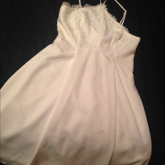 White dress - Picture 2 of 4