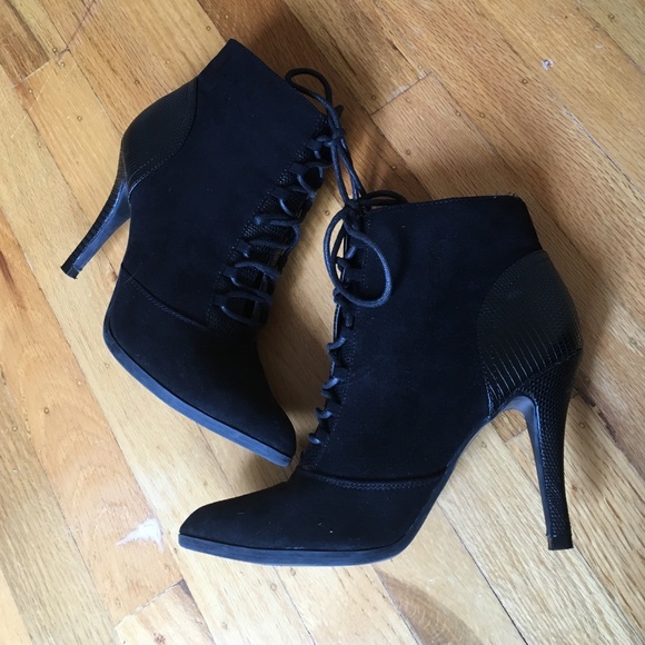 Pointed toe lace up booties - Picture 3 of 4