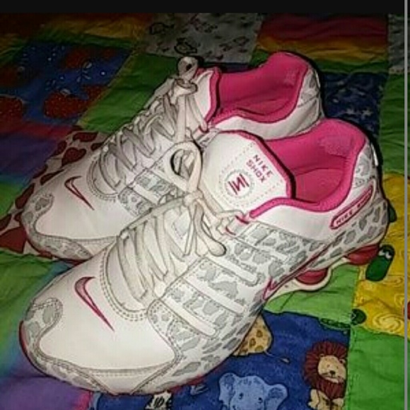 Nike pink cheetah shox