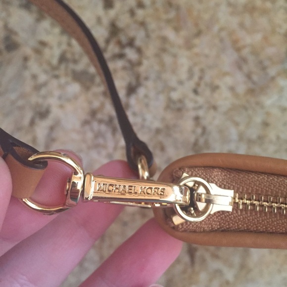 ๐SOLD๐ Michael Kors Wristlet - Picture 4 of 4