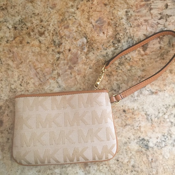 ๐SOLD๐ Michael Kors Wristlet - Picture 3 of 4