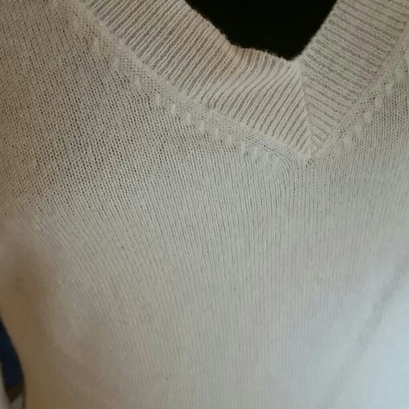 V Neck SAKS Cashmere Sweater Top - Picture 2 of 3