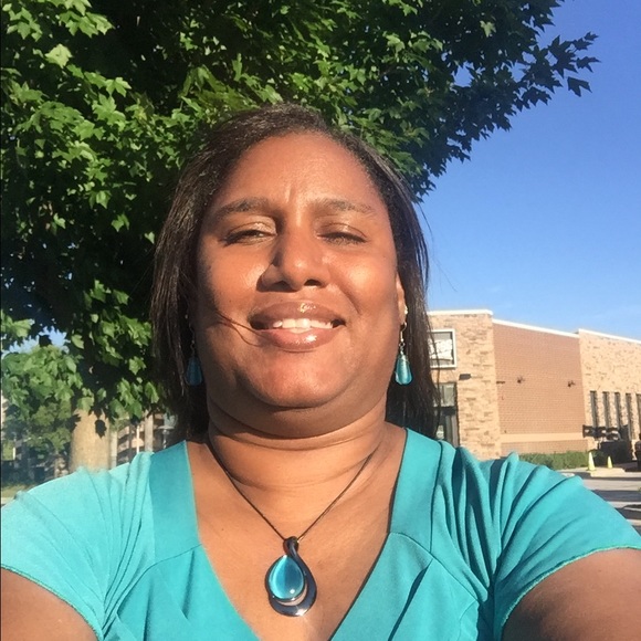 Meet your Posher, Dionne - Picture 1 of 1