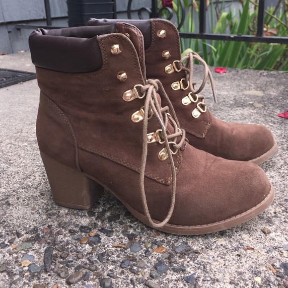 Adorable faux suede ankle booties - Picture 1 of 4