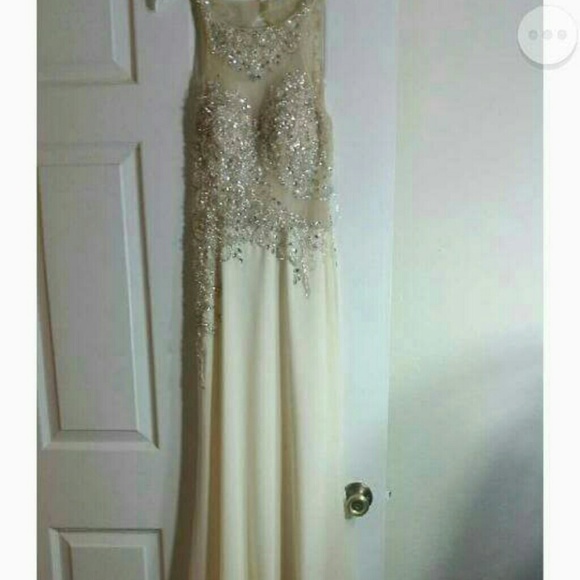 Dress - Picture 3 of 4