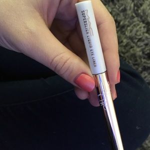 Mac Rihanna eyeliner in cockiness