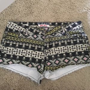 Hot kiss skull design shorts