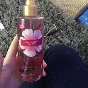 Victoria secret ravishing love body mist