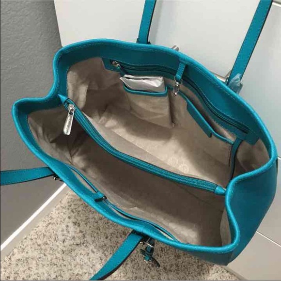 *SOLD* Michael Kors Tote - Picture 2 of 4