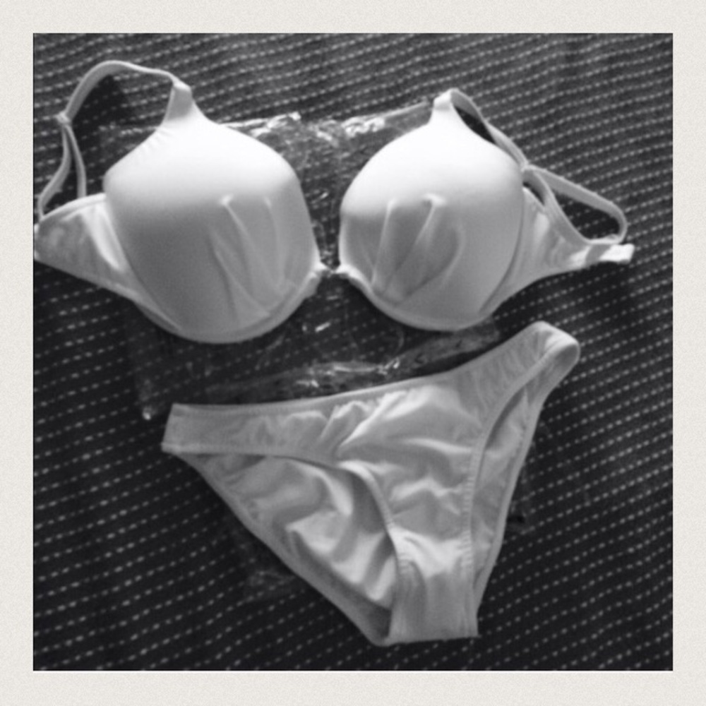 New WHITE Bikini underwire light support padding🍹