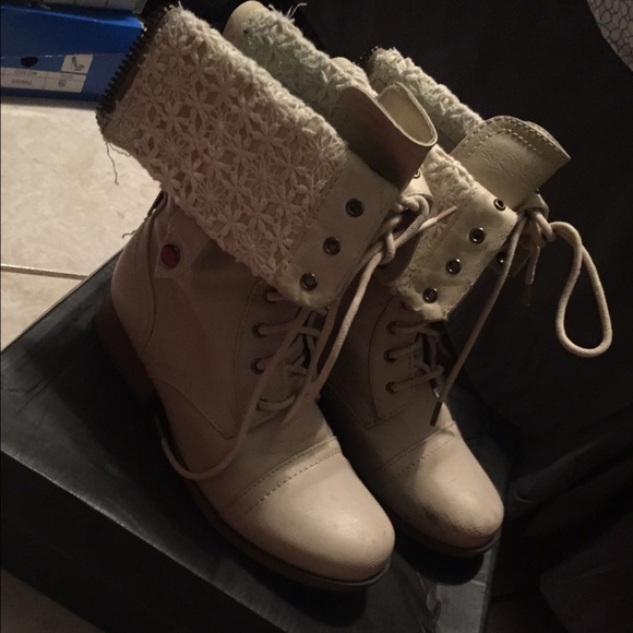 White boots - Picture 1 of 1