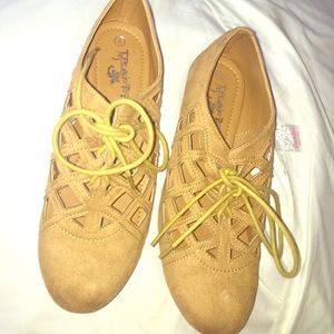 Traffic boutique tie up shoes