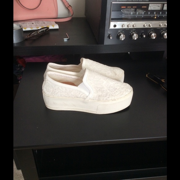 sneaker - Picture 1 of 3