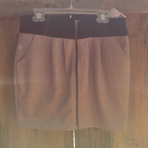 🎉NWT🎉 pleated skirt w/ zipper & pockets!